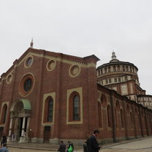 教会全体像・手前はゴシック様式