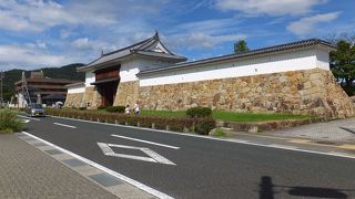 櫓と城門が資料館になっています。