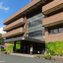 この建物の中です。