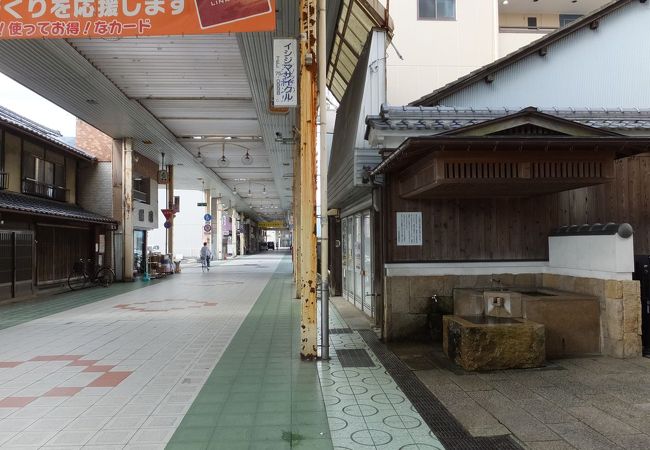 中央付近に名水のわき水のある珍しい商店街