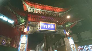 南京町の重厚感のある門