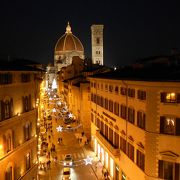 イルミネーションが美しい夜のフィレンツェ