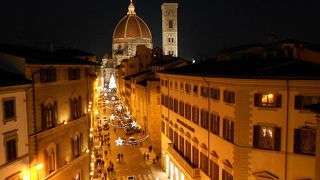 イルミネーションが美しい夜のフィレンツェ