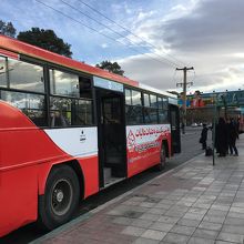 前の道からローカルバスが出ている