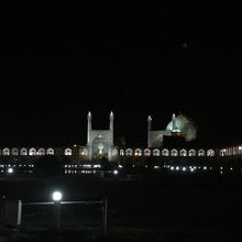 夜もしっかりライトアップ