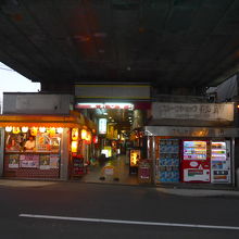 駅前の高架下、商店・飲食店街