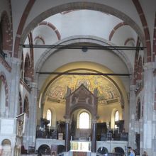 身廊から中央祭壇・天蓋などを望む