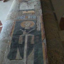 身廊の柱のフレスコ画