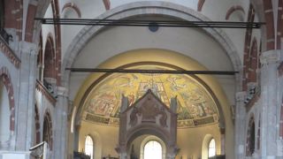 ミラノの守護聖人の教会ということで訪問しました。