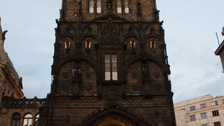 旧市街の入り口にたつ趣のある塔