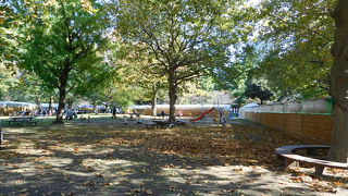 中央に遊具などがある広場