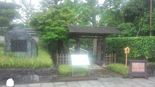 小ぶりながら日本庭園が鑑賞できる