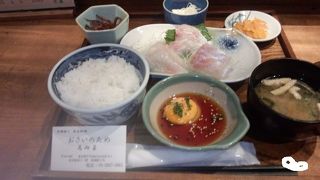 ゆったりとした店内でランチを味わう