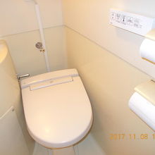 ユニットバス内のトイレはシャワートイレです。
