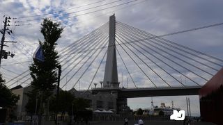 海に向かって見栄えのする橋が