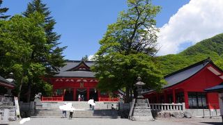 湖畔に立地した神社