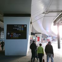 ターミナル1の外。"Hotels"の方向へ進めばOK。