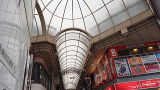 長いアーケード街です