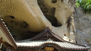 壁に彫られた石仏は重要文化財に否定されています