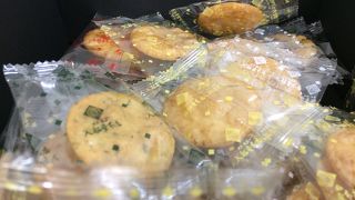 東京のお土産に最適なおせんべい屋さん。