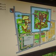 上杉神社などが見所の大きな公園