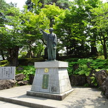 参道の横に建っています