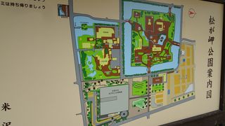 上杉神社などが見所の大きな公園