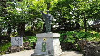 堂々とした姿で鎮座しています