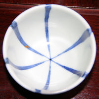 黄色い異物の付着したままの湯呑