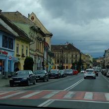 12月１日通りは、地元の人たちが日常寄る商店などが並ぶ道。