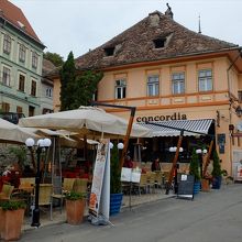 ちょっと脇道に入ると、観光客向けのレストランなどもあり。