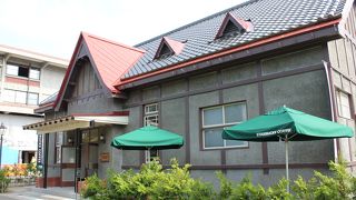 弘前城のお堀の近くにあるスタバ