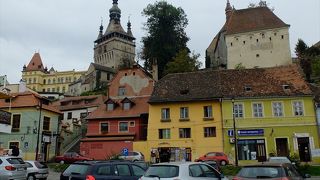 道自体はさほど魅力的ではないですが、この道から見上げるシギショアラ歴史地区がフォトジェニック