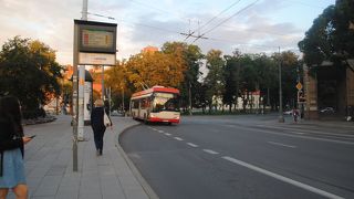 市内バスは庶民の足ですが、旅行者も利用しやすいです。