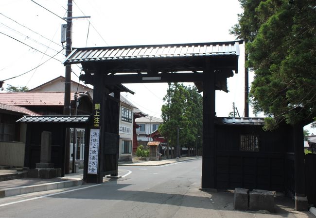 長勝寺の総門として建てられました