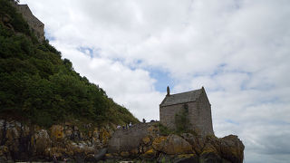 修道院の外です