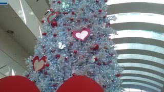 みなとみらい　クイーンズスクエア　2017年　今年のクリスマスツリーはこ～んな感じ