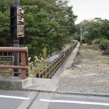 自動車道から遊歩道への入口