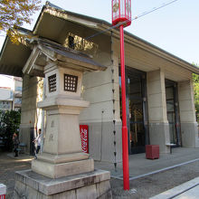 少し進むと左手に「神輿庫」があります