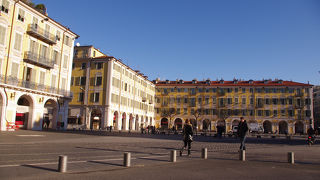 整然と並んだ建物が美しい広場