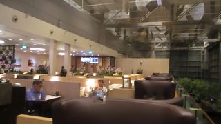 シンガポール チャンギ国際空港のターミナル３のセキュリティチェック後の出発・乗継ホールの上階にあるラウンジです。