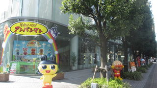 の外には誰でも見ることができるキャラクターの展示がありました