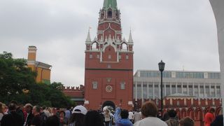 トロイツカヤ塔は最初に現れる塔です。ここをくぐってクレムリンの中に入ります。