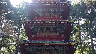 派手な色と彫刻