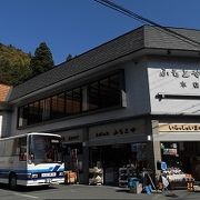 参道の手前にあるお土産＆お食事処