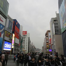 戎橋の上からグリコを撮影する人が多い。