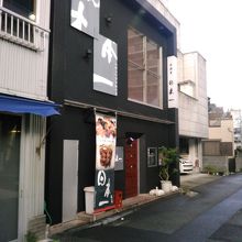 繁華街のちょっと外れにあります