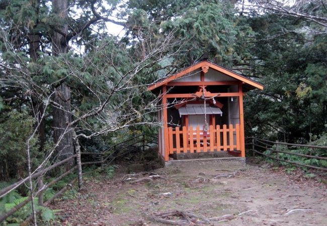 熊野古道・中辺路の大日越ルート、湯の峰温泉から熊野本宮大社への入り口に湯峯王子神社がひっそりあり