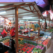 何の飾りっ気もない昔ながらの市場、この辺りは野菜