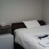 ダブルルームの客室。